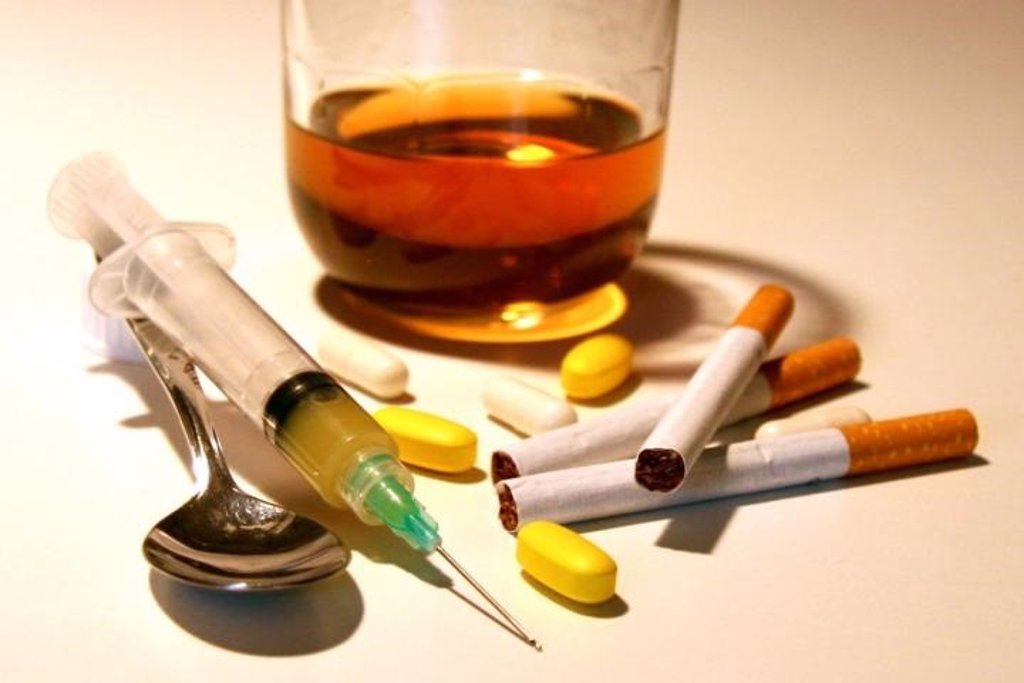 Los Adictos A Las Drogas Consumen Más Alcohol Y Fármacos Durante El 2467