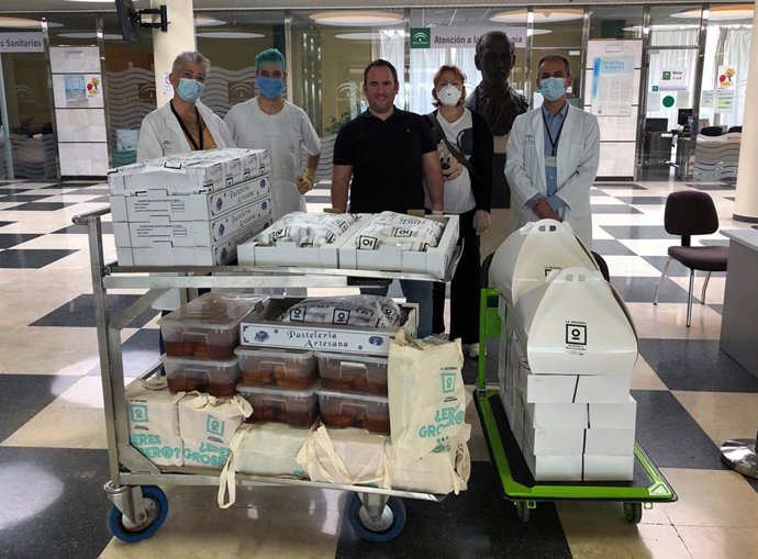 Entrega de los dulces a los trabajadores y pacientes del hospital Juan Ramón Jiménez