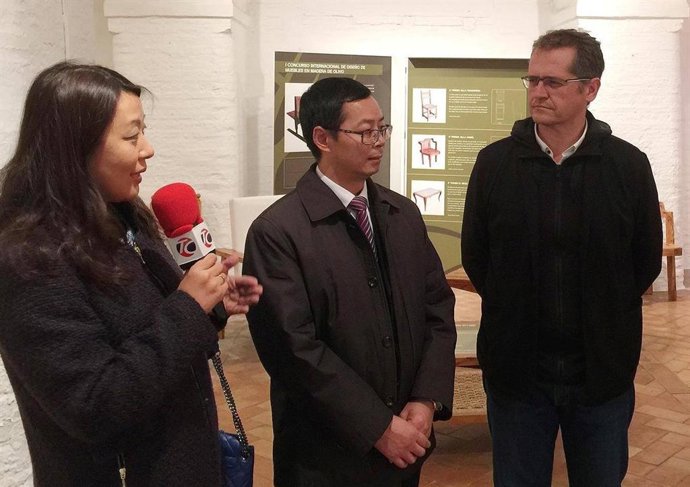 Caravaca (dcha.) durante la visita de la delegación china a Castro del Río, en una imagen de archivo.