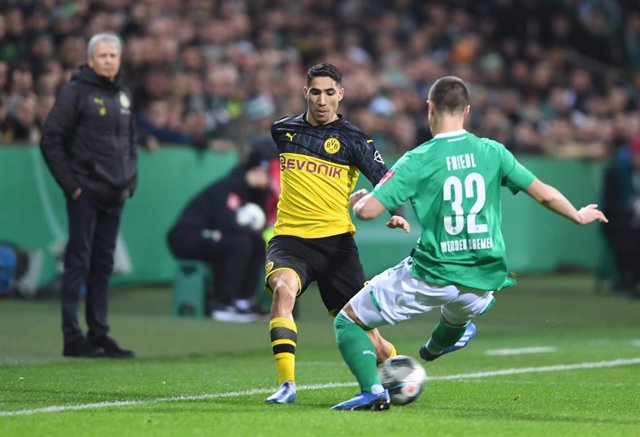 Achraf intenta desborda a un jugador del Werder Bremen en un partido con el Borussia Dortmund