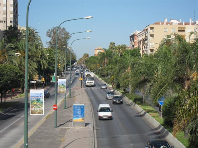 Coches circulando por la Avenida Andalucía