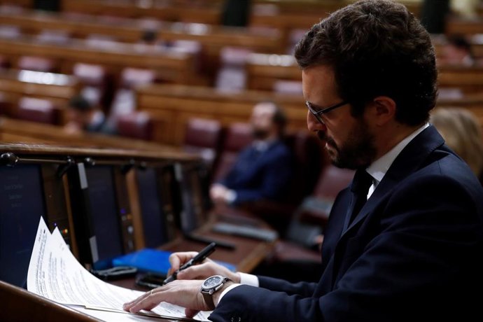 El líder del PP, Pablo Casado, momentos antes del inicio del pleno del Congreso que este jueves que aprobará con una amplia mayoría una nueva prórroga del estado de alarma en un debate en el que se abordará, con toda probabilidad, la nueva fase que se a