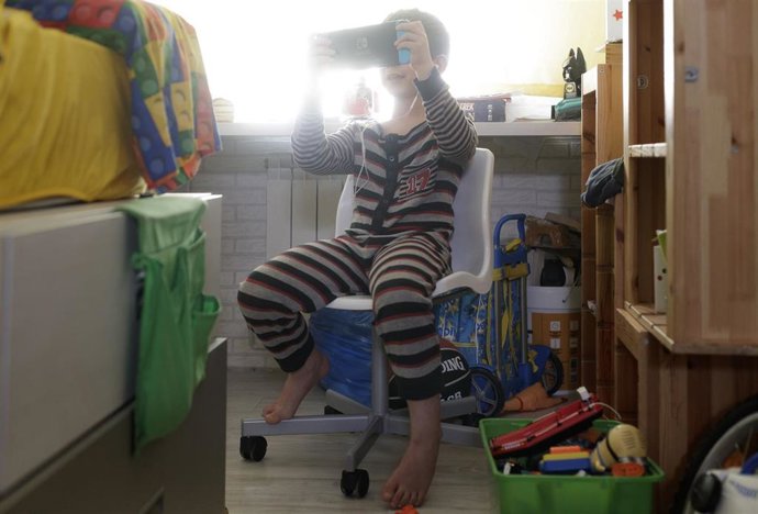 Un niño de 8 años juega y habla con sus amigos a través de una videoconsola