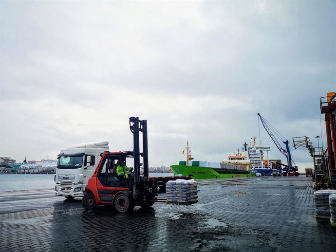 Carga y descarga en el puerto de Almería