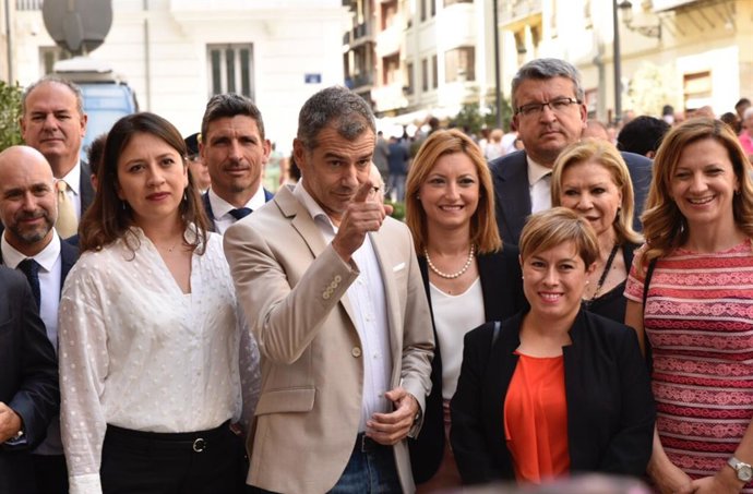 El portavoz de Ciudadanos en Les Corts, Toni Cantó, asiste a la toma de posesión del presidente de la Generalitat valenciana, Ximo Puig.