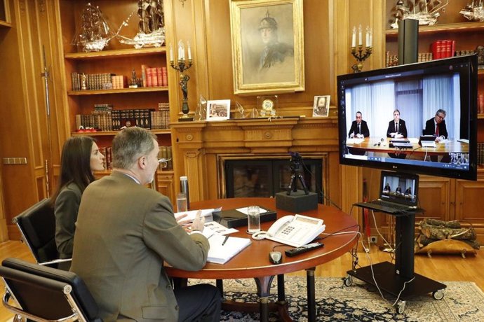 Los Reyes mantiene una videoconferencia con los máximos directivos de Correos