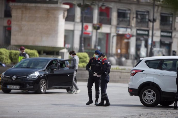 Dos agentes de la Guardia Real vigilan en la Puerta del Sol de la capital 