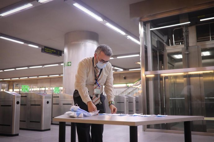 Reparto de mascarillas contra el coronavirus en una estación del metro de Sevilla