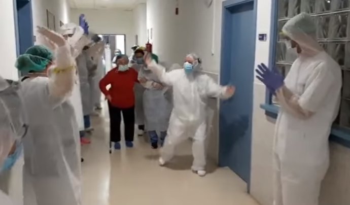 La residencia Nuestra Señora del Rosario de Roquetas de Mar (Almería) celebra la recuperación de seis residentes enfermos por coronavirus