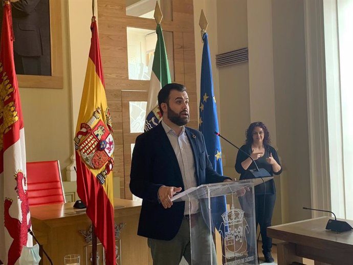 El alcalde de Cáceres, Luis Salaya, ofrece una rueda de prensa online
