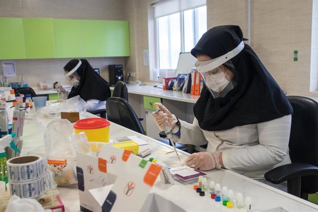 Trabajadoras en un laboratorio de Teherán