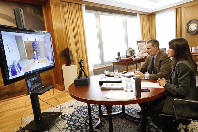 Los Reyes en videoconferencia con el presidente de Renfe, Isaías Táboas