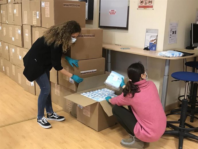 La delegada del Gobierno en Cantabria, Ainoa Quiñones, con las mascarillas que se van a repartir