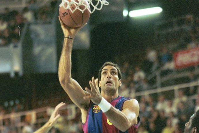Rony Seikaly jugando con el Barcelona