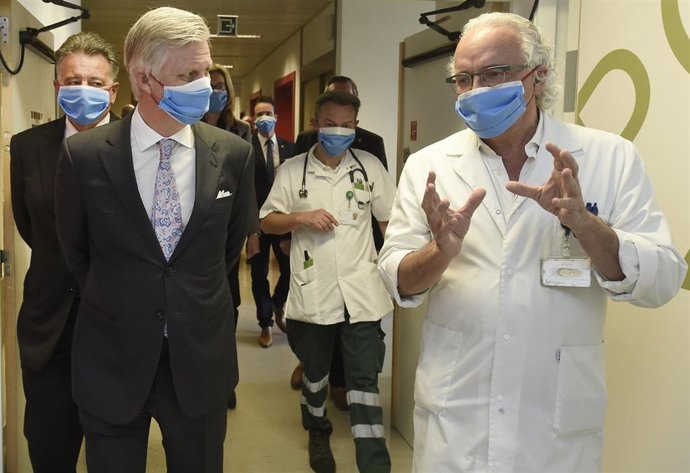 El rey Felipe de Bélgica durante una visita a un hospital