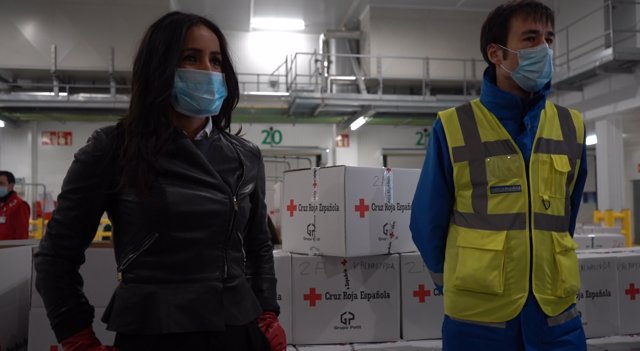 Villacís visita el almacén logístico de Ahorramas cedido a Cruz Roja