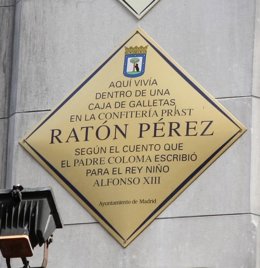 Placa de la calle dedicada al Ratón Pérez en Madrid