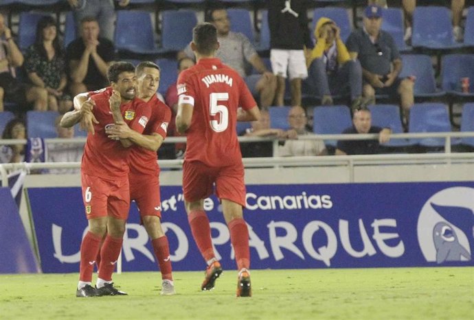 Los jugadores del CF Fuenlabrada celebran un gol.