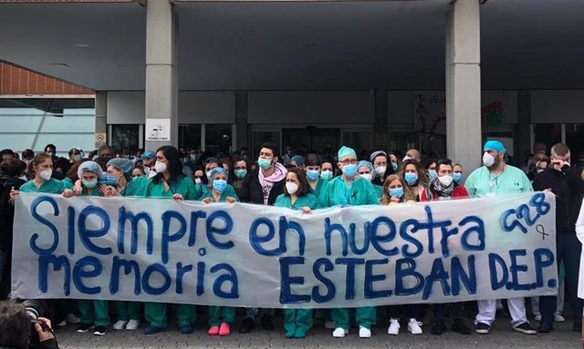 Decenas de trabajadores del Severo Ochoa Leganés rinden homenaje a Esteban, el enfermero fallecido por Covid-19