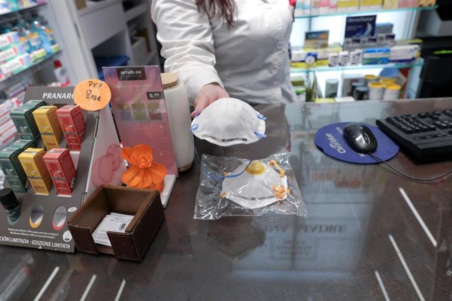 Mascarillas a la venta en una farmacia en Madrid 