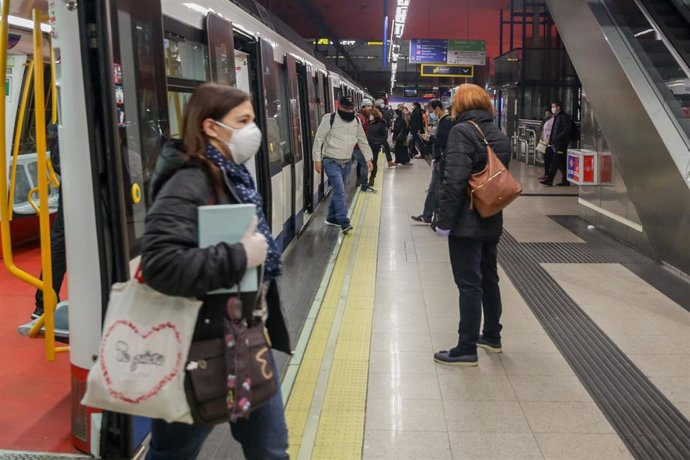 Pasajeros en el andén de la  estación de metro de Nuevos Ministerios el día en el que se reactiva la actividad laboral no esencial