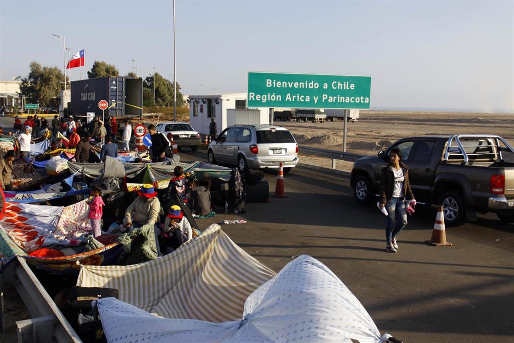 Los bolivianos varados en la frontera con Chile serán trasladados a un