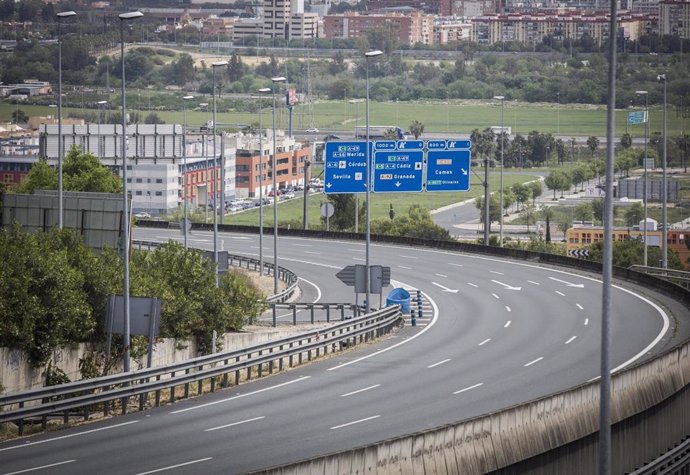 Carreteras de la salida de Sevilla a Huelva, vacías durante una Semana Santa atípica en la que prosigue el Estado de Alarma decretado por el Gobierno por la pandemia del coronavirus