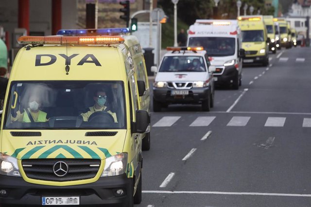 Vehículos de Bomberos, Ertzaintza, Guardia Municipal, Dbus, Cruz Roja, DYA, Consejo Sanitario de Osakidetza, ambulancias, y Correos, entre otros, recorren diferentes barrios de San Sebastián antes de dirigirse al Hospital Donostia para aplaudir en un home