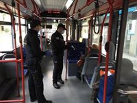 Normalidad en el reparto de mascarillas en el transporte y agradecimiento por parte de los usuarios