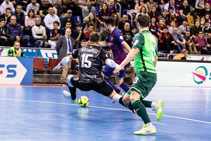 Dyego intenta marcar en un FC Barcelona-Movistar Inter