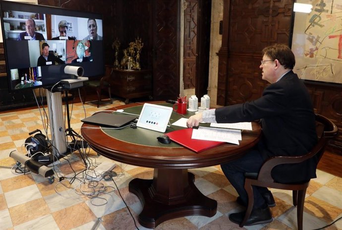 Puig se reúne con las cámaras de comercio