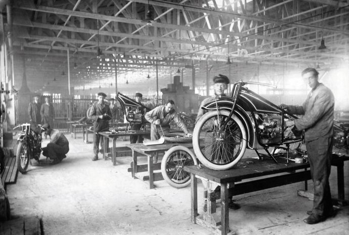 Imagen de la producción de las primeras motocicletas de BMW.