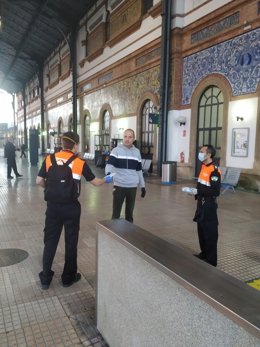Voluntarios de Protección Civil en el reparto de mascarillas en la estación de tren de Jerez de la Frontera