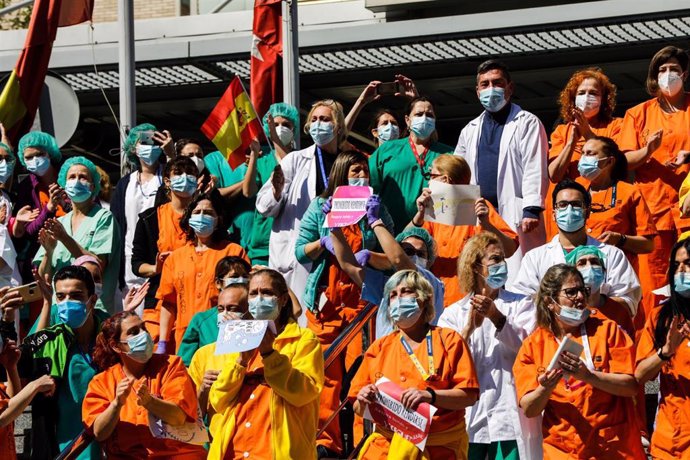 Un grupo de trabajadores del Hospital Gregorio Marañón, en la entrada del centro, en Madrid (España)
