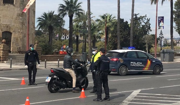 Control policial junto a la torre del Oro