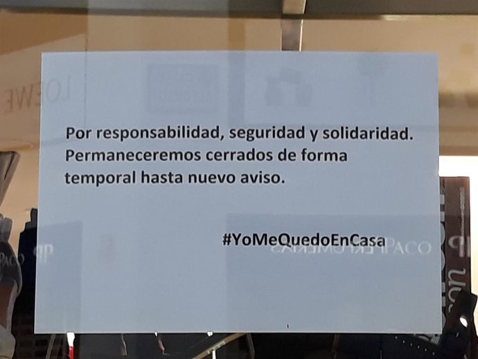 Cartel de un comercio cerrado por el coronavirus