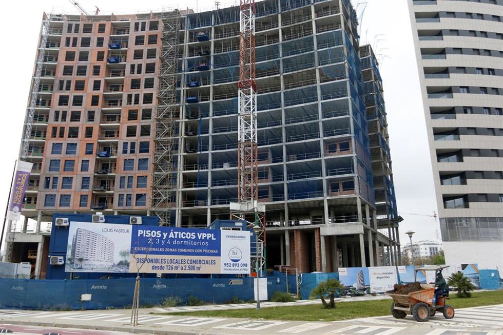 La construcción vuelve al trabajo tras el levantamiento de confinamiento para los trabajadores no esenciales. Málaga a 13 de abril del 2020