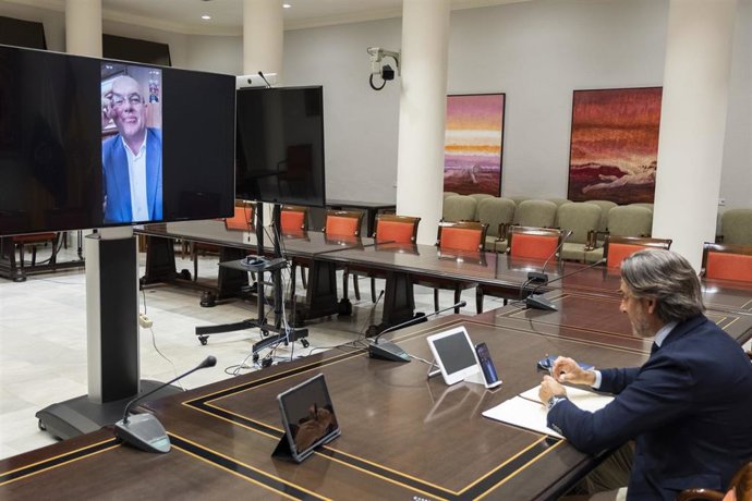 El presidente del Parlamento de Canarias, Gustavo Matos, se reúne de forma telemática con el delegado del Gobierno en Canarias, Anselmo Pestana, para analizar la evolución de la pandemia de coronavirus
