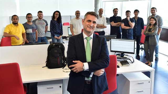 Imagen del equipo investigador de la Universidad Loyola, que dirige el catedrático Pedro Rodríguez, en primer plano. 