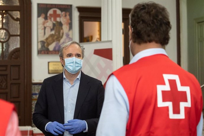 El alcalde  de Zaragoza, Jorge Azcón, en una visita a Cruz Roja