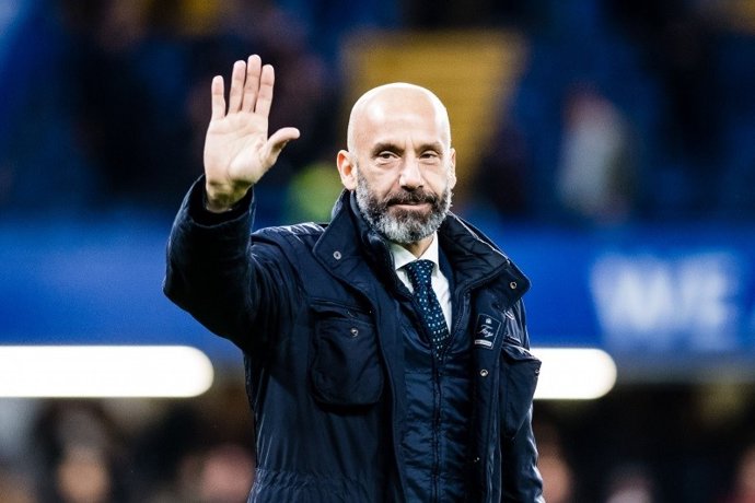 Gianluca Vialli saluda a la gente