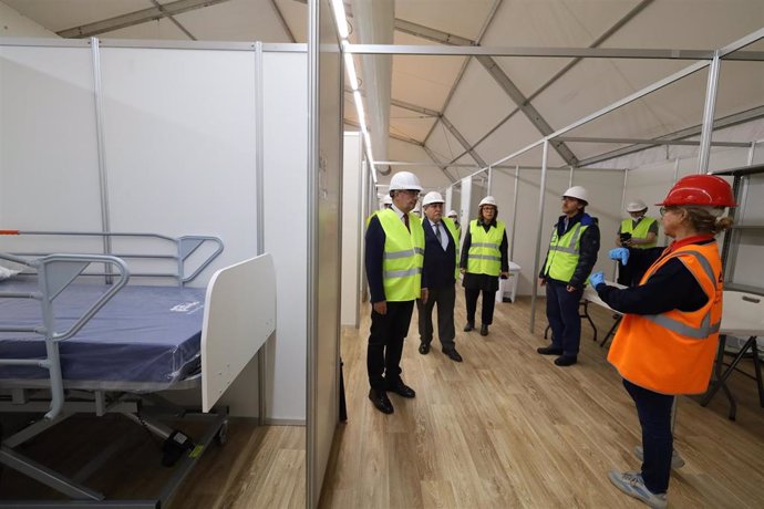 Foto de archivo de la visita del presidente del Gobierno de Aragón, Javier Lambán, del presidente de Feria Zaragoza, y de la consejera de Sanidad al hospital de campaña.