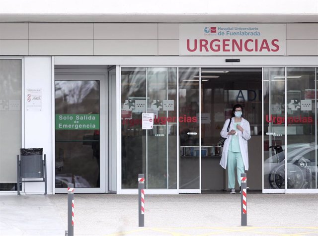 Una sanitaria protegida con guantes y mascarilla en la entrada de Urgencias del Hospital de Fuenlabrada.
