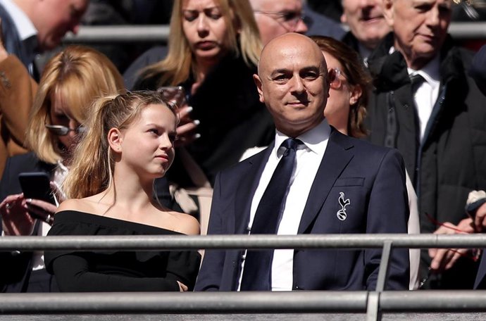 Daniel Levy en el palco durante un partido del Tottenham