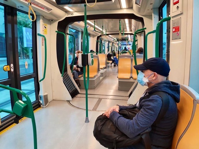 Un usuario del metro de Granada, con mascarilla en prevención contra el coronavirus