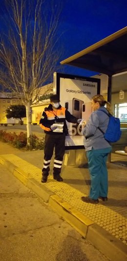 Reparto de mascarillas.