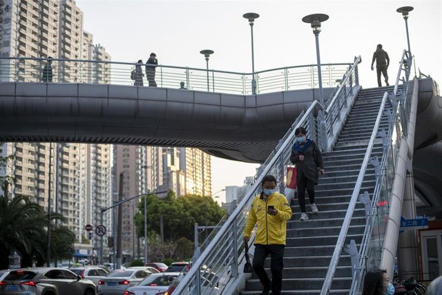 Transeúntes con mascarillas en China. 