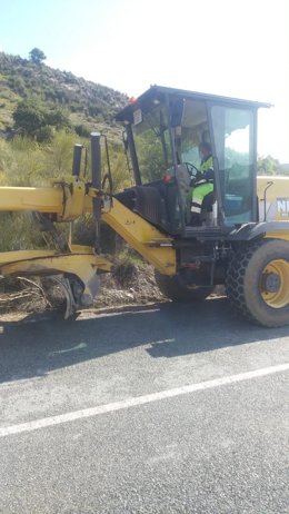 Obras de pavimentación en la AL-6109 en Bédar