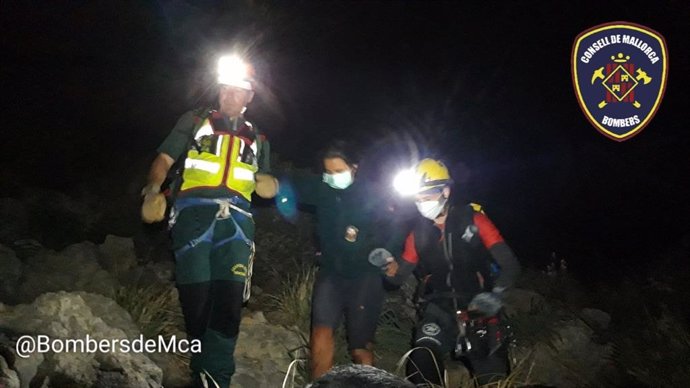 Momento del rescate de la mujer por parte de los Bomberos de Mallorca.