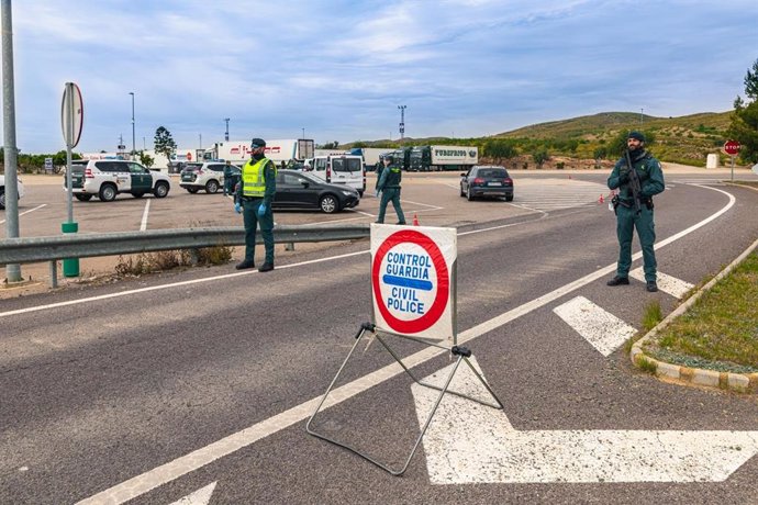 Uno de los controles habilitados por la Guardia Civil en accesos a núcleos urbanos